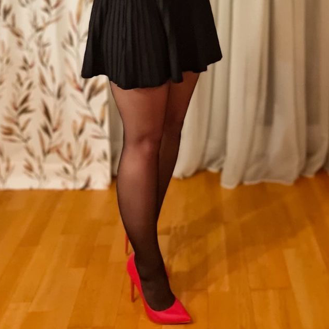 sexy-legs-black-pantyhose-pink-highheels-